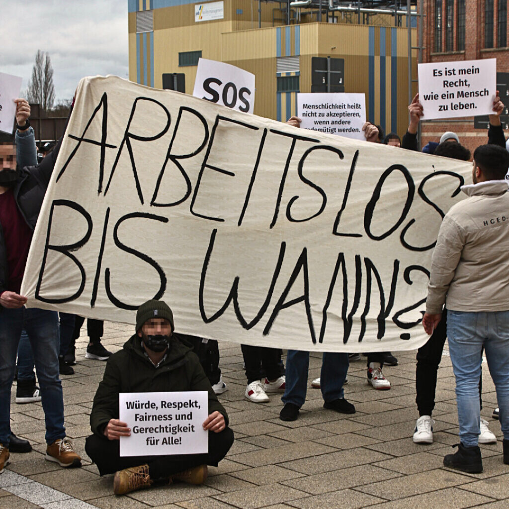 Bewohner demonstrieren in Hermsdorf mit Banner "Arbeitslos bis wann?"