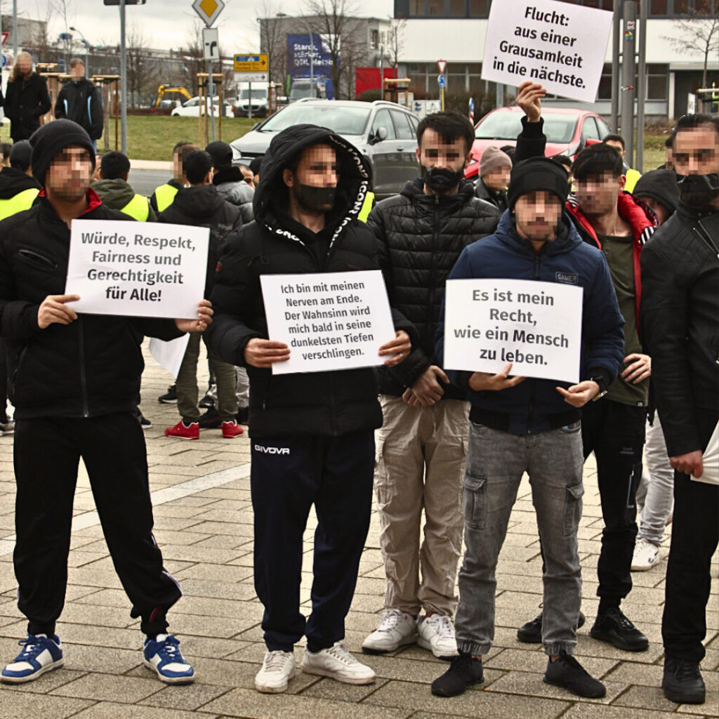 Bewohner demonstrieren in Hermsdorf mit Schildern