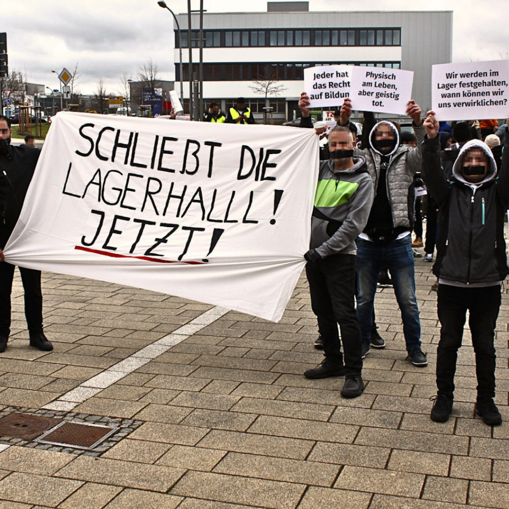 Bewohner demonstrieren in Hermsdorf mit Banner "Schließt die Lagerhalle! Jetzt!"