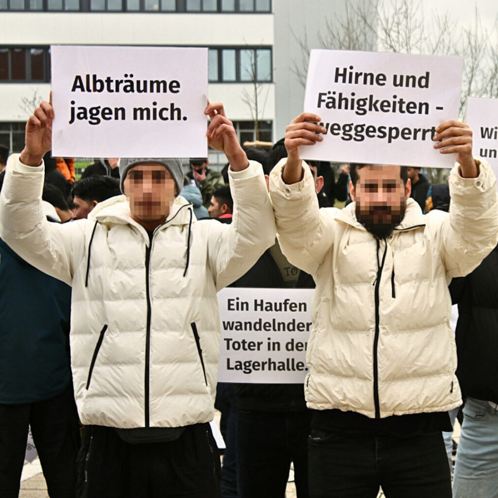 Bewohner demonstrieren in Hermsdorf mit Schildern