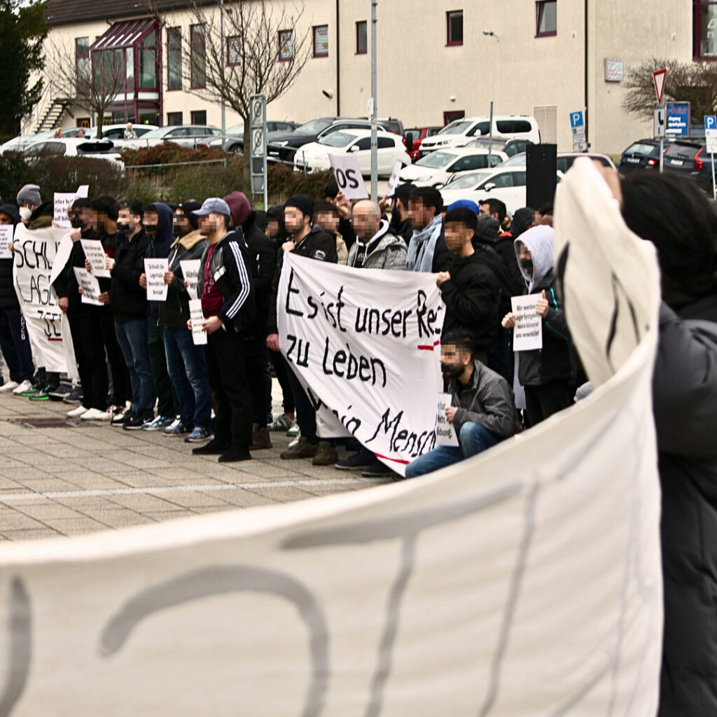 Bewohner demonstrieren mit Bannern und Schildern in Hermsdorf
